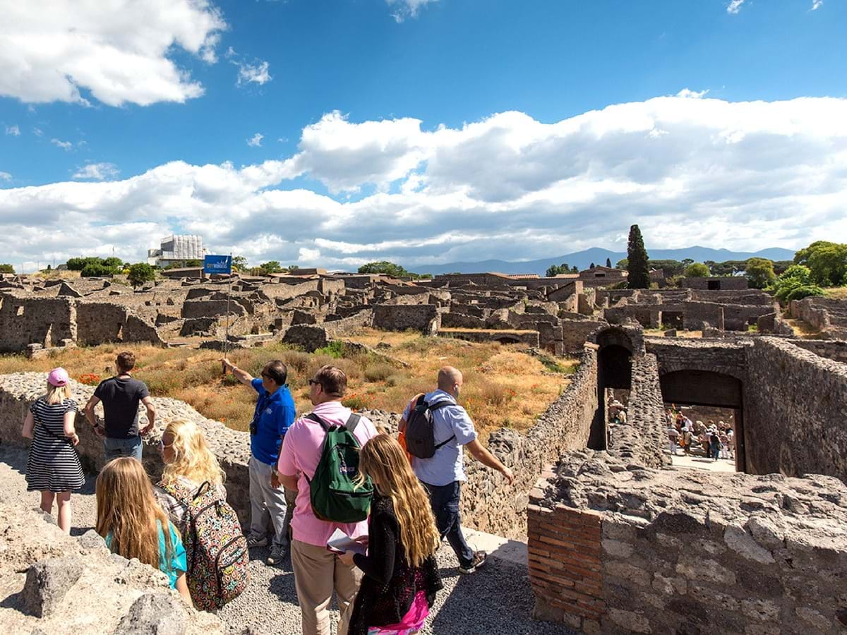 Pompeii Tour From Rome Via High-Speed Train - Dark Rome