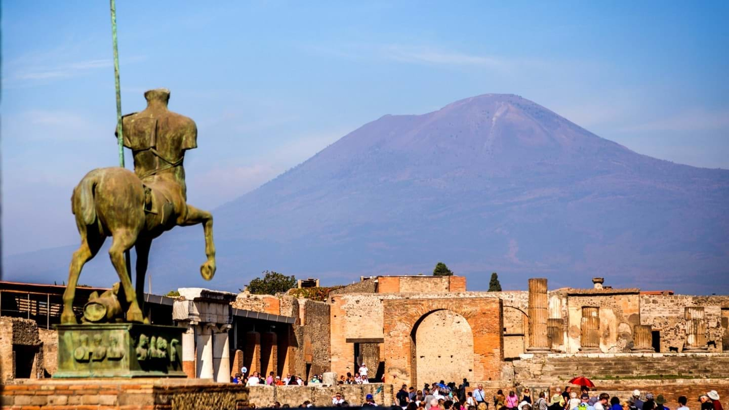 Day Trips From Rome To Pompeii - Dark Rome