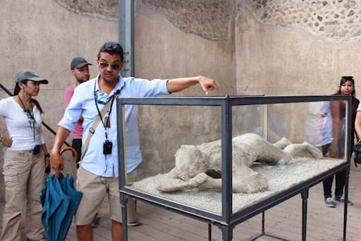 Tour guide in Pompeii